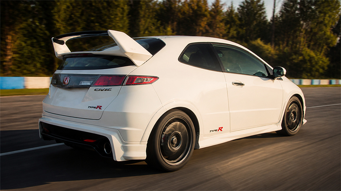 Weißer Honda Civic Type R fährt auf Rennstrecke, seitlich-rechte Ansicht mit Heckspoiler.